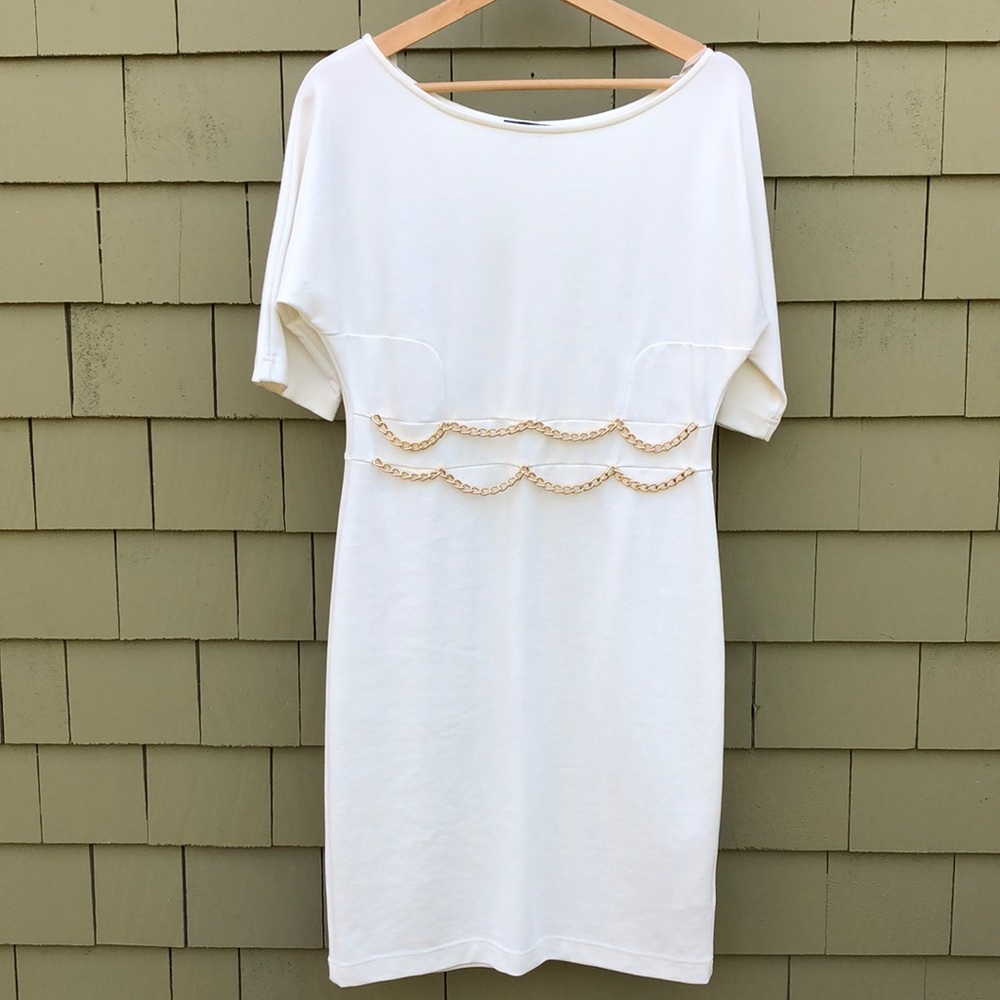 VENUS. White dress   Short sleeves